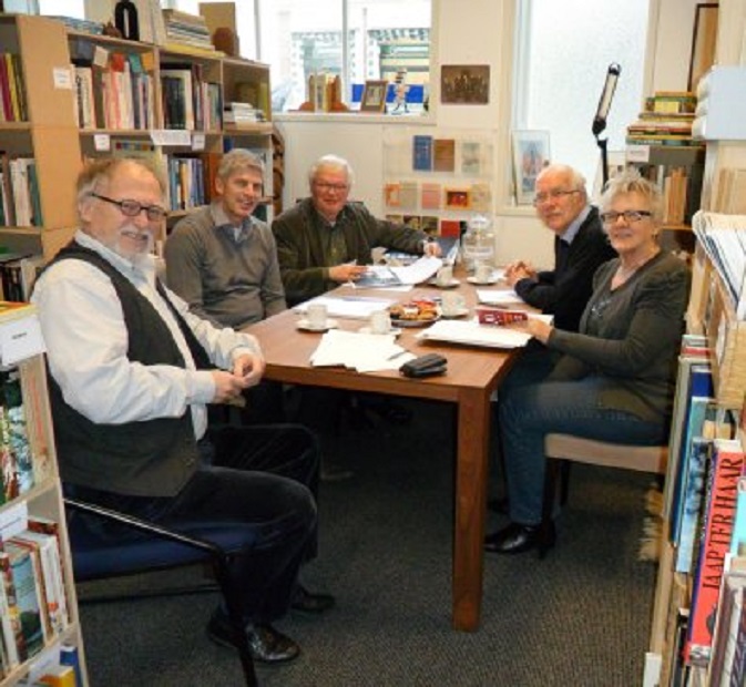 De eerste vergadering van het bestuur van de Stichting Poëzieroute Gorinchem in Antiquariaat Gorinchem. Vrnl. Liesbet Klop, Rijk van Kooij (secretaris), Bert van