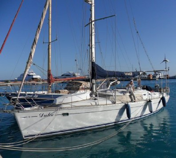 Wat ziet ze toch er mooi uit, onze Dulce (en die meid in het gangboord)! De buiskap en de bimini liggen binnen opgeborgen. Naast ons ligt de Duitse tweemaster Second Life