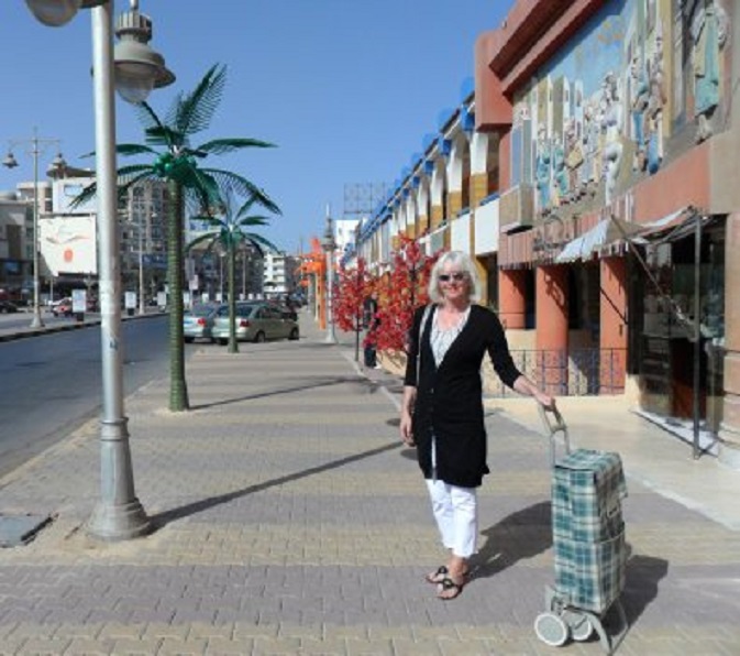 Ans in Sheraton Road. Zie de groene en (verderop) de oranje kunstpalmen en andere nepboompjes