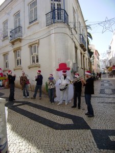 Gezellig orkestje van studenten van het Conservatorium van Lagos musiceert in de straatjes van het centrum