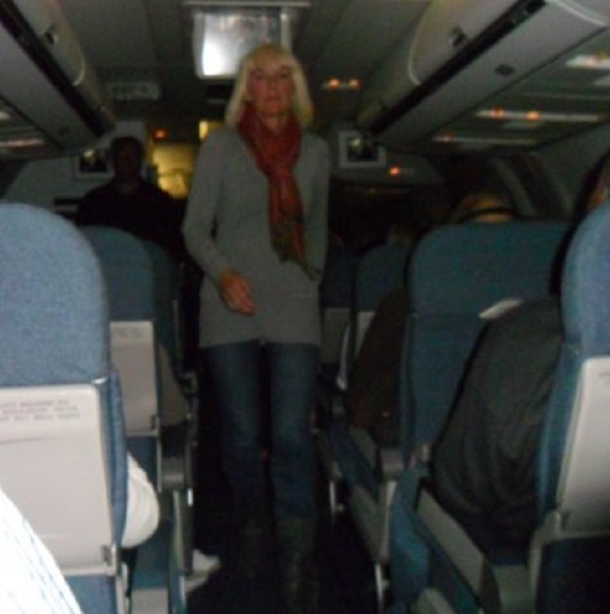Onscherpe foto van Ans die in het vliegtuig even de benen strekt