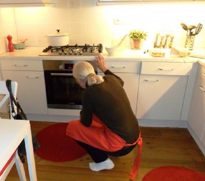 Ans bakt een cake, waar ik niet van mag eten