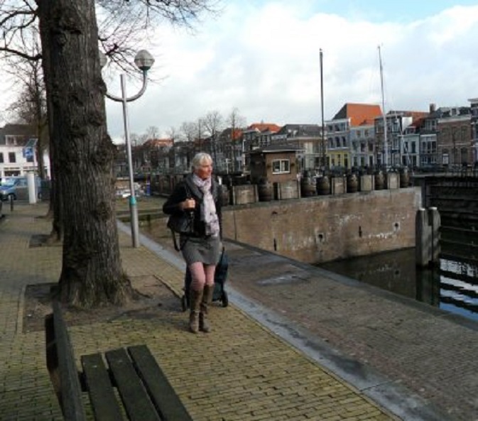 Met een vol boodschappenkarretje keert Ans terug uit de binnenstad