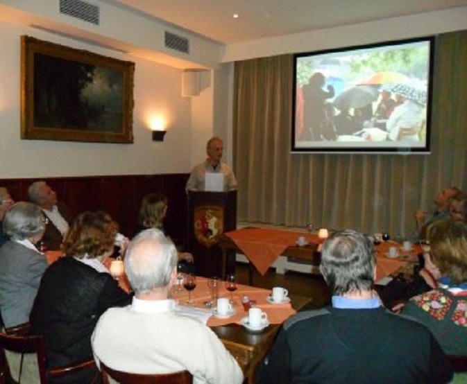 Voorzitter Ed Braad leidt de vergadering van buurttverenigin