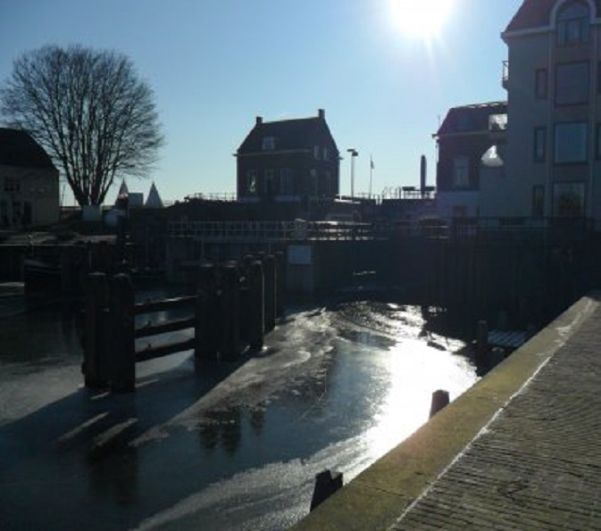 In tegenlicht: ijs in de Lingehaven