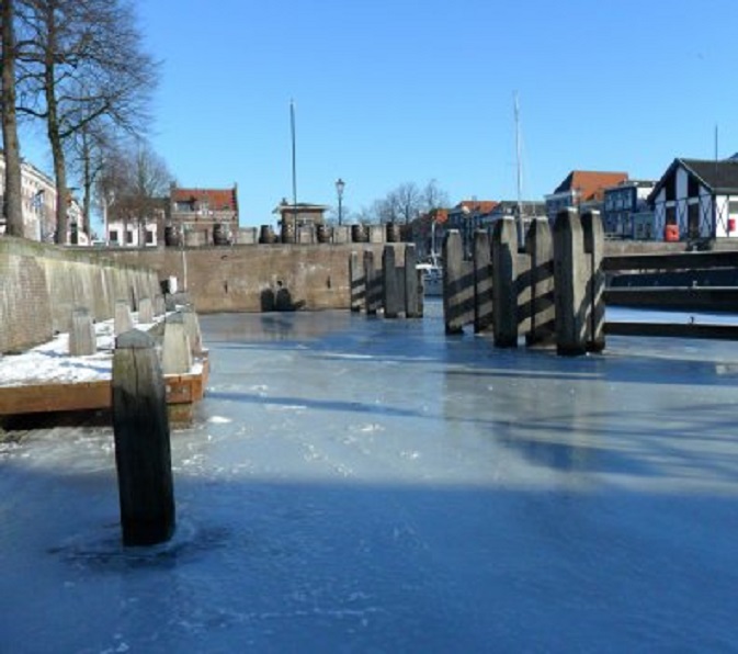 Hier stond ik vanmorgen op het ijs van de Lingehaven. Bijna onder de loopbrug langs ons huis. Tot het begon te kraken...