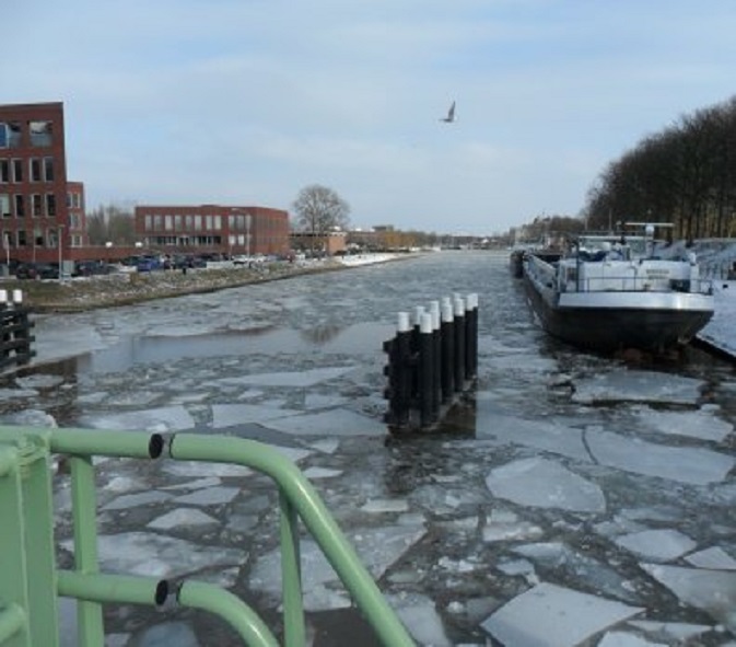 Bij de Korte Brug is het ijs stukgevaren. Hier geen vaarverbod zoals in Friesland