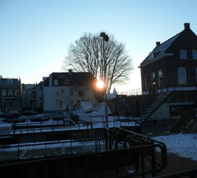 De zon komt op langs de huizen op de Altenawal. Begin van een mooie winterdag