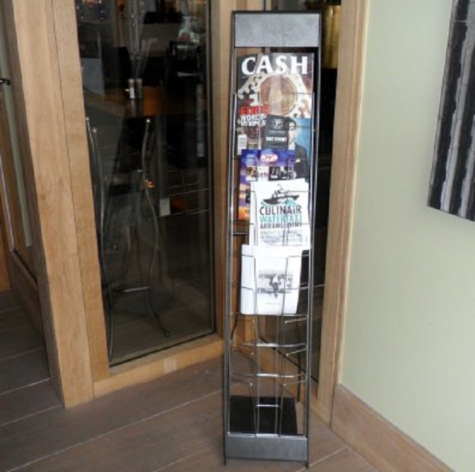 Folders bij de ingang van Hotel/Restaurant Bon