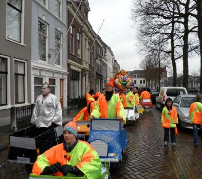 De carnavalsoptocht passeert over het Eind.