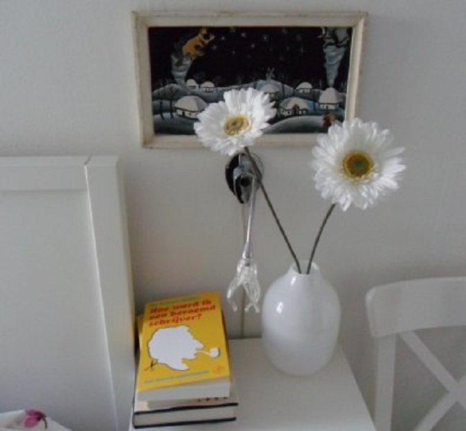 Op mijn nachtkastje ligt het boek van Ilja Leonard Pfeijffer over hoe je een beroemd schrijver wordt. Van mijn dochter Floor gekregen