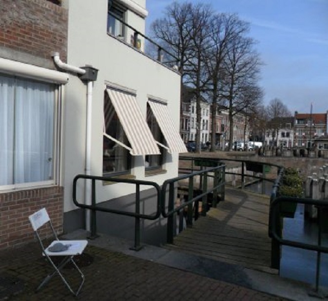 Zonnige dag, dus klapstoeltje met folders op de sluis