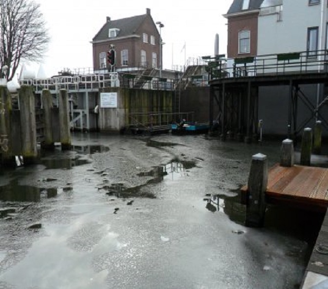 Het ijs dooit weg in de Lingehaven. Het is 12 graden Celsius