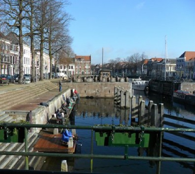 Lingehaven. De vissers zijn terug en koesteren zich op de kade in het zonnetje