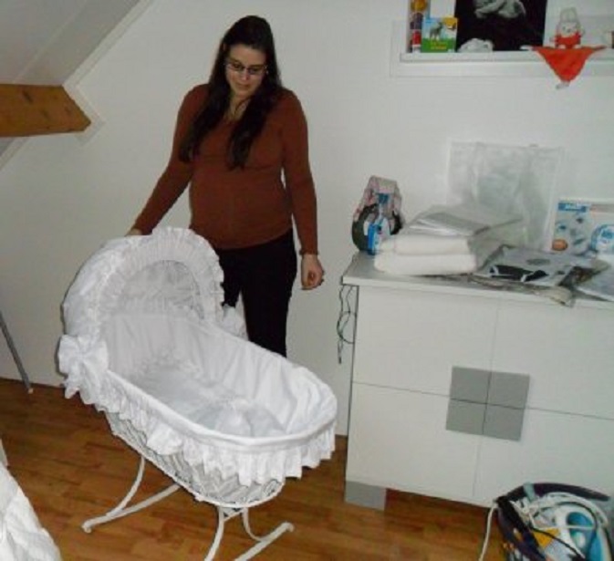 Tessa in de babykamer bij het wiegje waar ze ooit zelf in heeft gelegen