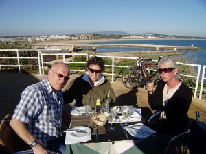 Wiebe, Marina, Ans. Lunch boven de haveningang