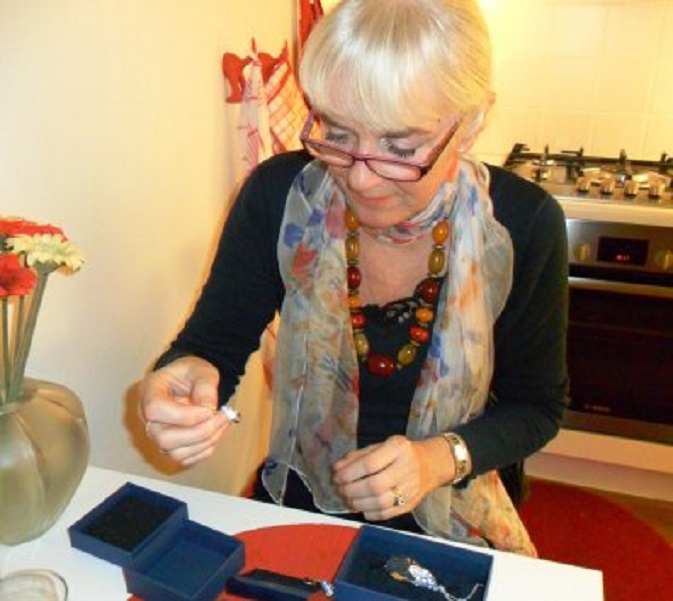 Ans pakt haar verjaardagscadeau uit. Ach, die gelaatsuitdrukking...