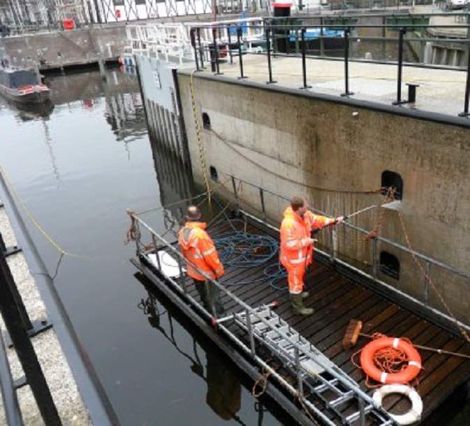De sluis en de haven worden grondig schoongemaakt voor het nieuwe vaarseizoen