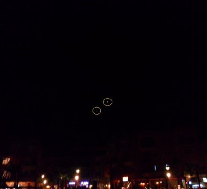 Conjunctie van de planeten Jupiter (heel vaag linksbeneden) en Venus (helder rechts) boven de boulevard van Marina Hurghada