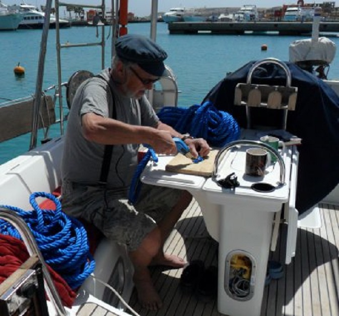 Ik zit de uiteinden van de nieuwe lijnen vast te smelten tegen rafelen