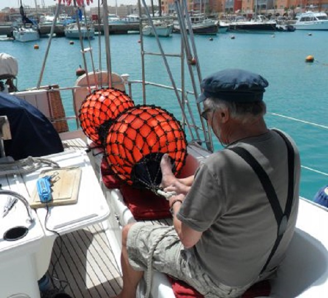 Aantrekken van de paalsteek van de touwtjes voor de nieuwe bolstootwillen. Let op die prachtige netten eromheen! Staat zeer