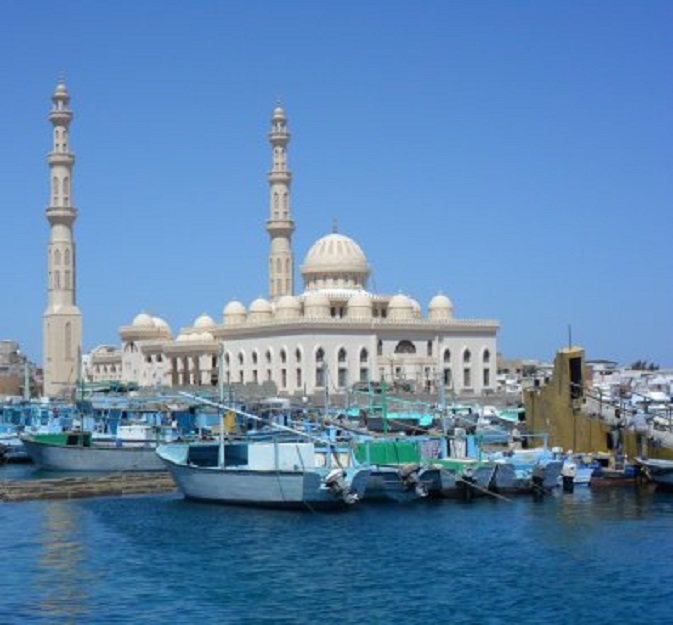 De Grote Moskee naast de haven is klaar en uit de steigers