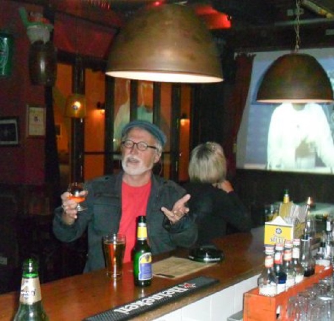 De schipper viert dat hij schrijver wordt in Papas Bar, Hurghada Marina. Die dame achter mijn rug ken ik niet.