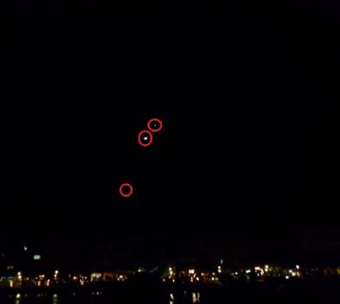 Conjunctie van Jupiter (linksonder), de maan en Venus boven de boulevard