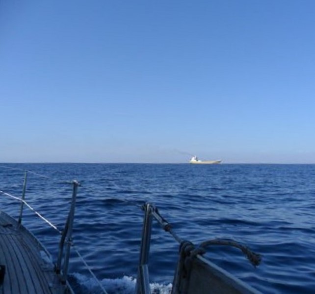 Rust in de beruchte Straat van Gubal. Op de achtergrond - wazig - de bergen van de Sinaï