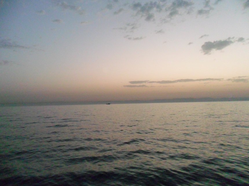 Een vreemde, vale dageraad boven de Sinaï. Later zal de hemel helemaal dichttrekken