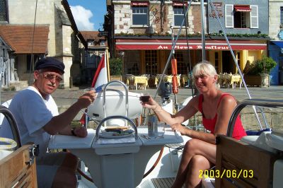 Voorjaar 2003: Samen in de kuip in Honfleur. Deze foto zal in 2004 op onze trouwkaart staan.