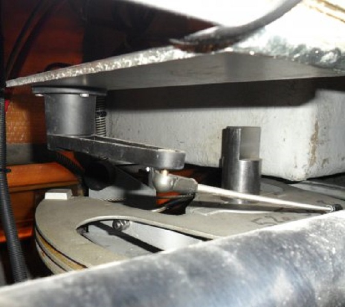 Op de voorgrond de aandrijfstang van de motor van de autopilot. Daarachter het roerkwadrant en daarboven de roerstandsensor. Alles in orde