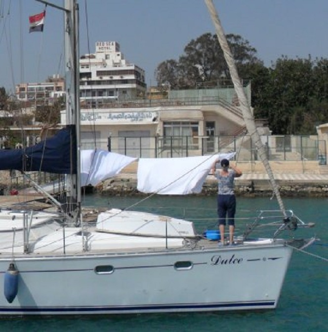 Ans hangt het beddengoed te drogen