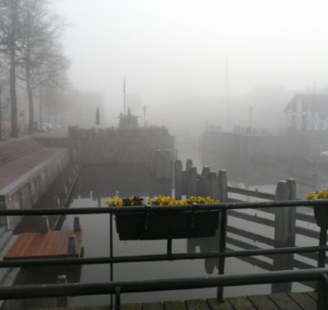 Vanmorgen vroeg hangt er mist over de Lingehaven