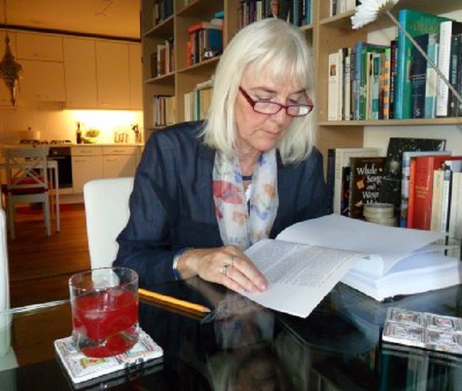 Iedere dag leest Ans de nieuwe bladzijden in het manuscript