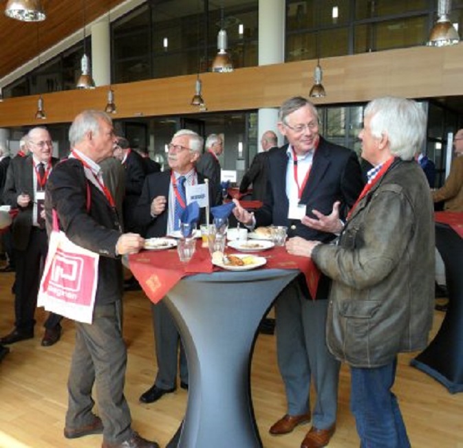 De Nestores-lunch van grijze heren gisteren bij Cap Gemini in Utrecht. Vlnr. Bert Ploeger, Teun van den Akker, Jos de Beer en Bert Kool