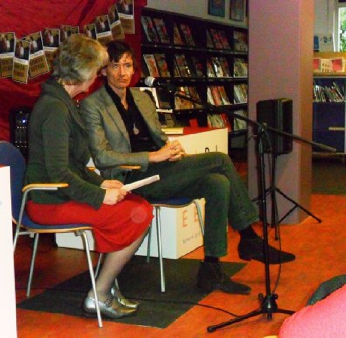 Joke Ravensbergen interviewt Peter Buwalda in de Gorcumse bibliotheek
