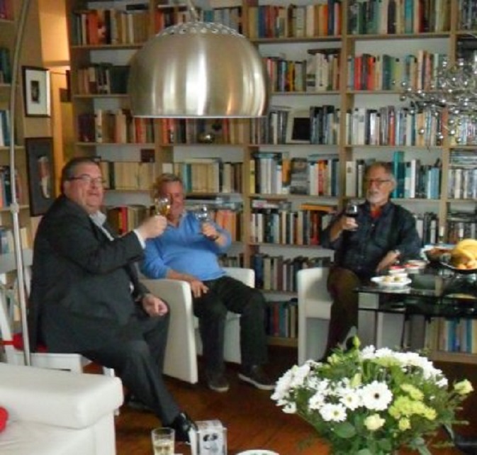 Mijn verjaardagsborrel. Vlnr. Inge Hogerdijk, Erik de Haan en ikzelf