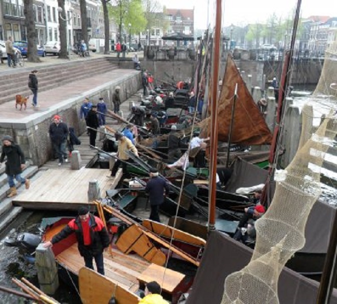Zalmschouwen uit Woudrichem en Werkendam meren af onder ons venster