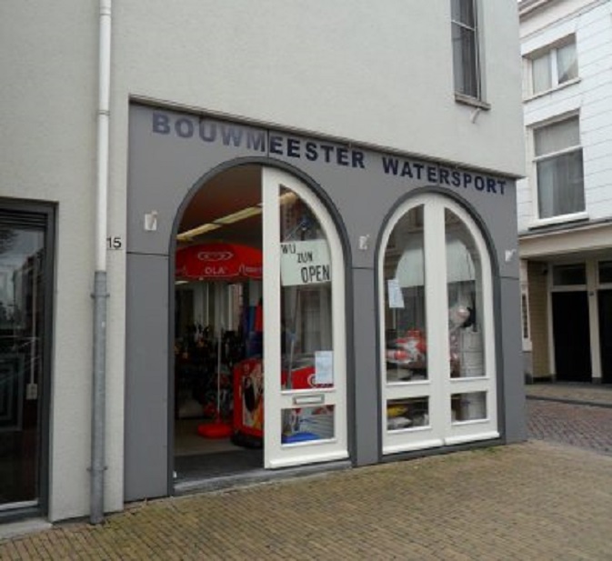 Bouwmeester, de watersportwinkel naast ons