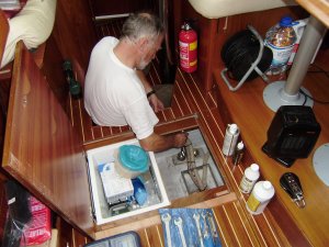 Slotfase van de vloerversteviging: het aandraaien van de moeren