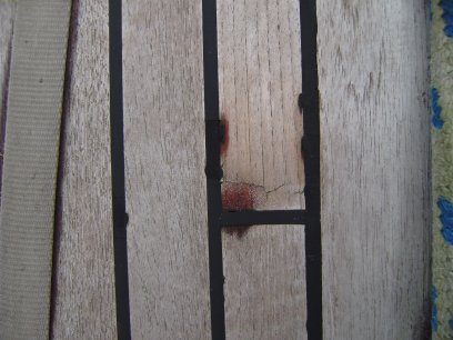 Vermoedelijke oorzaak van de lekkage in de garderobekast, gevolg van de uitzinnige hogedruk-schoonmaak vorig voorjaar door Jeanneau