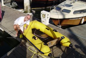 Op de steiger maak ik de dinghy schoon