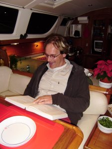 Zichtbaar genietend volgt Gert in ons boek met Dylan-teksten de tekst van Like A Rolling Stone