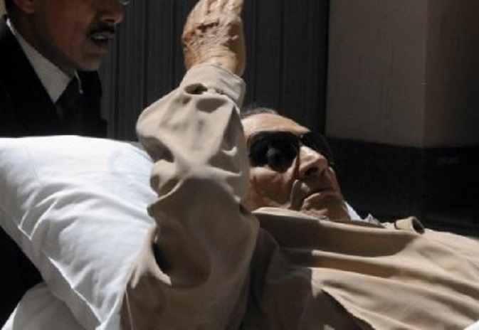 Mubarak verlaat op een stretcher de rechtszaal na de uitspraak.