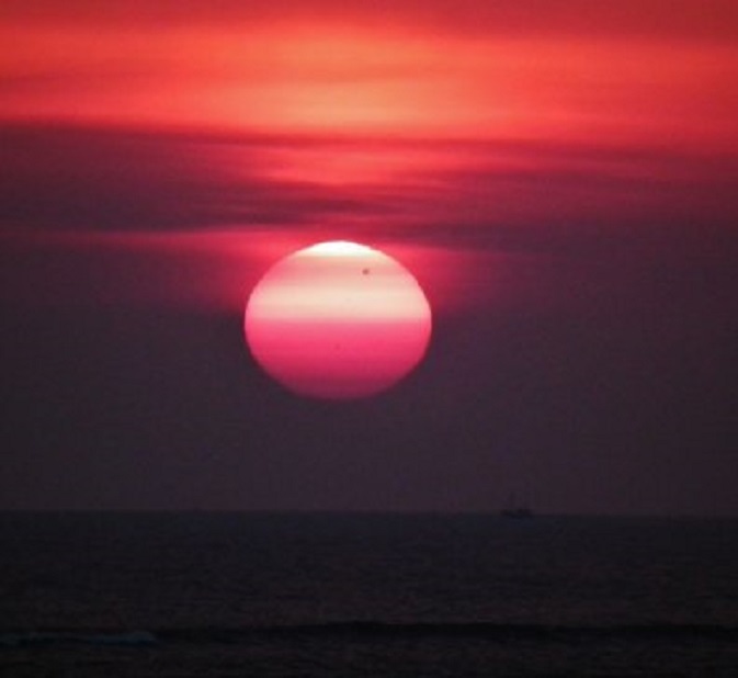 De venusovergang, vanmorgen gefotografeerd op Ameland. Het stipje rechtsboven is de planeet