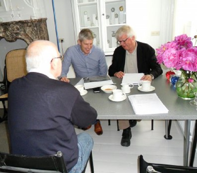 Het bestuur van de Stichting Poëzieroute Gorinchem vergadert. Vlnr. Rijk van Kooij (op de rug gezien), Paul van Rooijen en Bert van