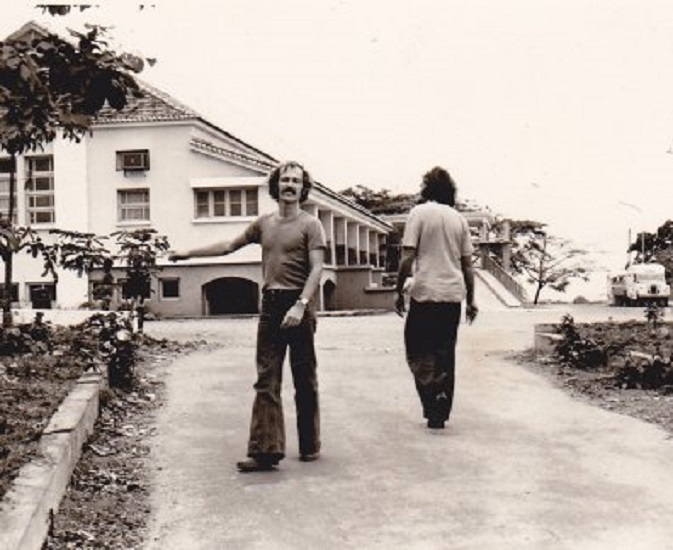 Op de oprit van het ziekenhuis in Cabinda-stad. Waarschijnlijk eind 1975. Rechts mijn Angolese collega Luïs Campinos