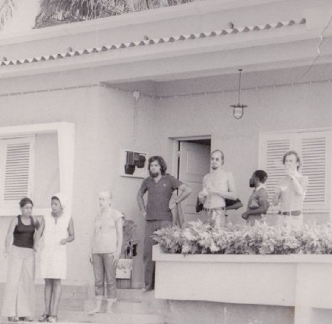 Oktober 1975. Het medisch-verpleegkundig team in Angola. Vlnr. Pepita en Dina (buren), Anneke, Luïs, Hidde, Martins, Lucas (NB: namen uit mijn boek)