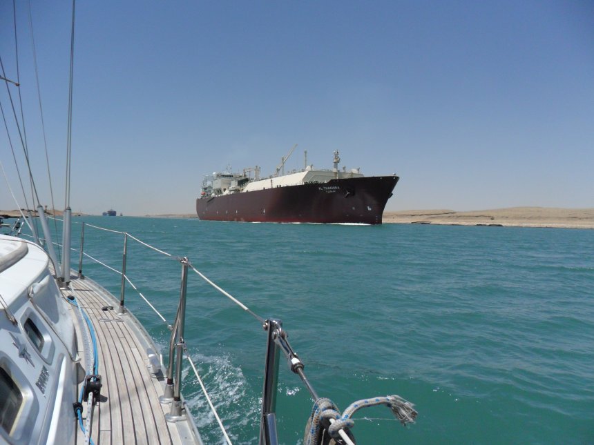 Opkomende scheepvaart op het Suezkanaal